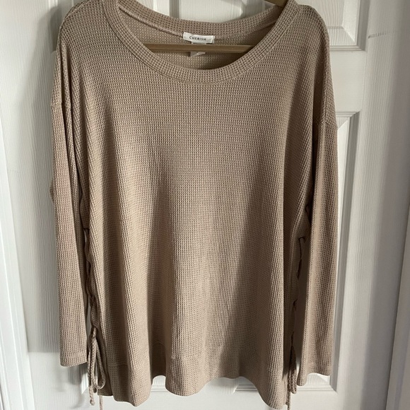 NWOT waffle knit top with side grommet/tie details. - Picture 6 of 6